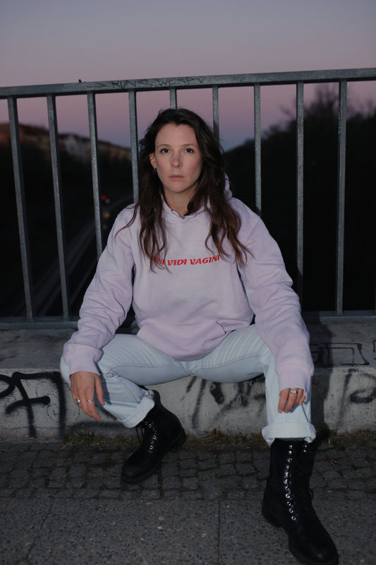 Sisterhoodie flieder mit roter Schrift, schmaler fit