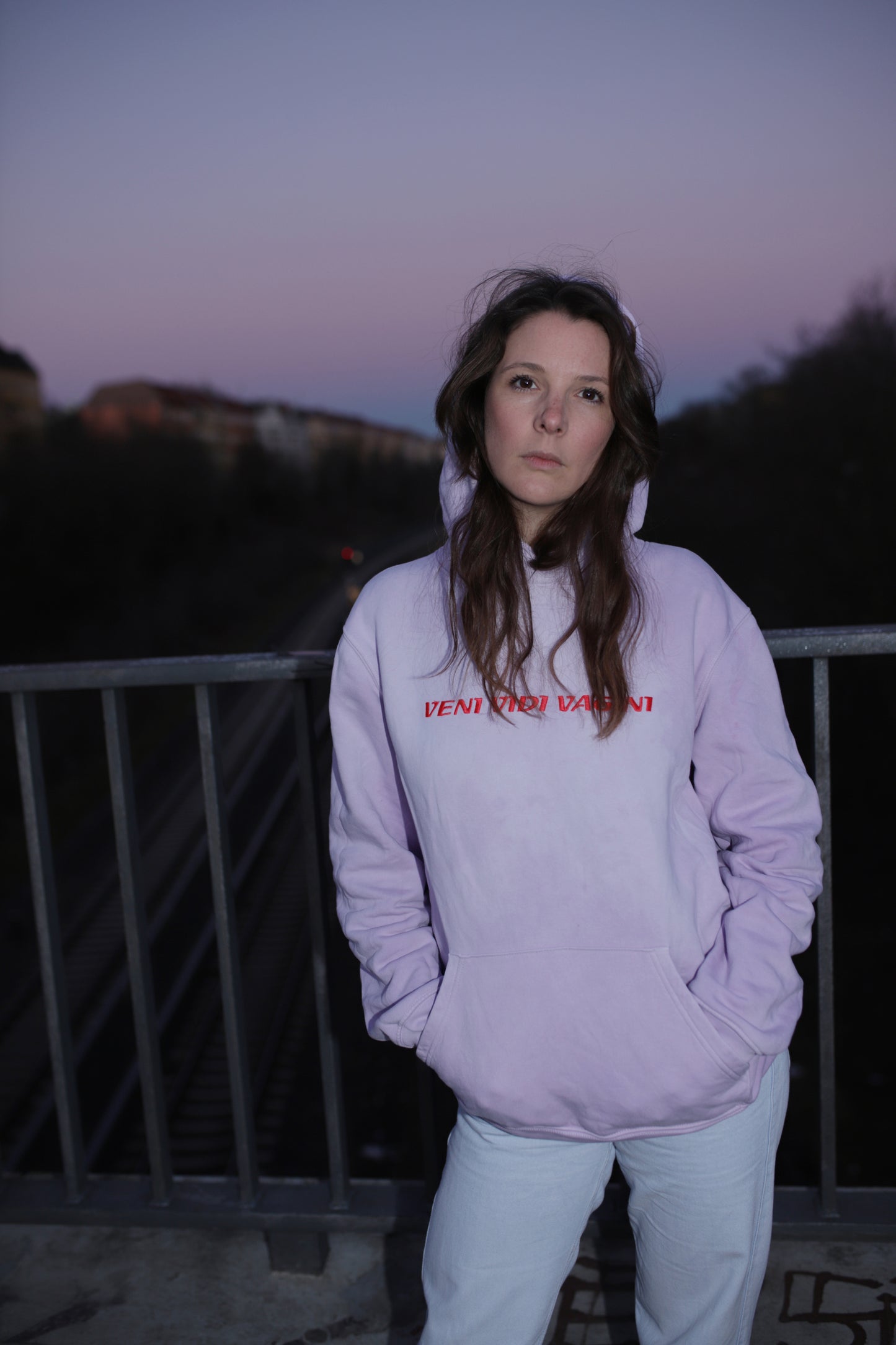 Sisterhoodie flieder mit roter Schrift, schmaler fit