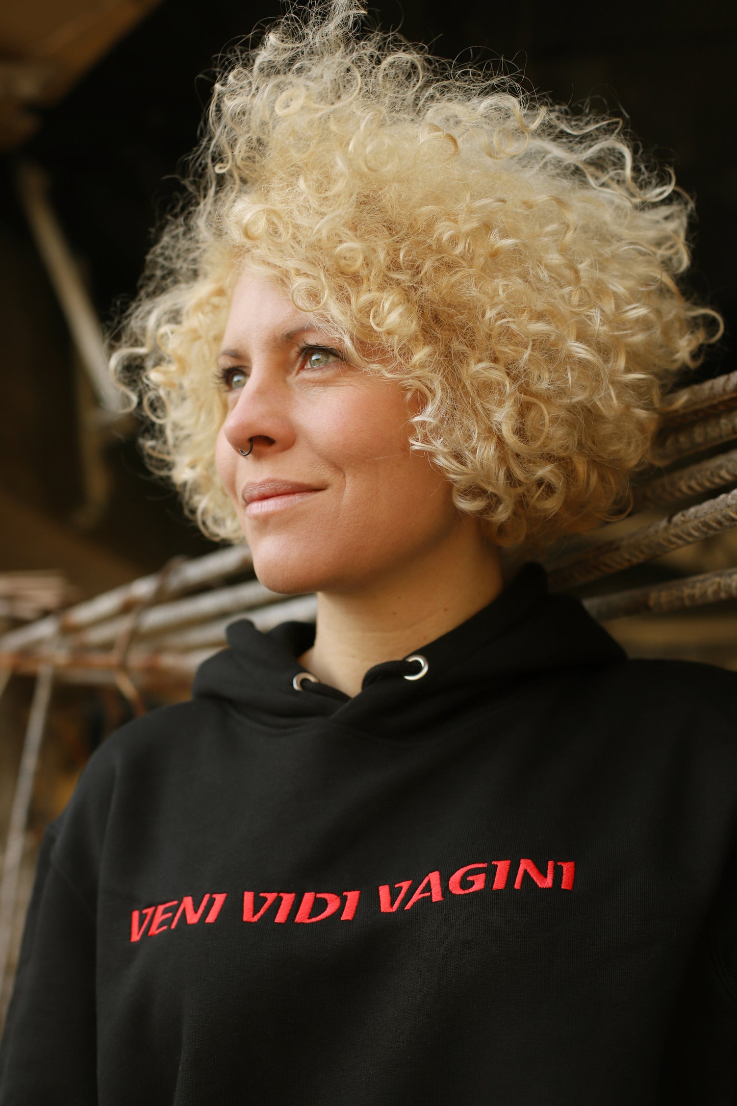 Sisterhoodie schwarz mit roter Schrift, schmaler fit