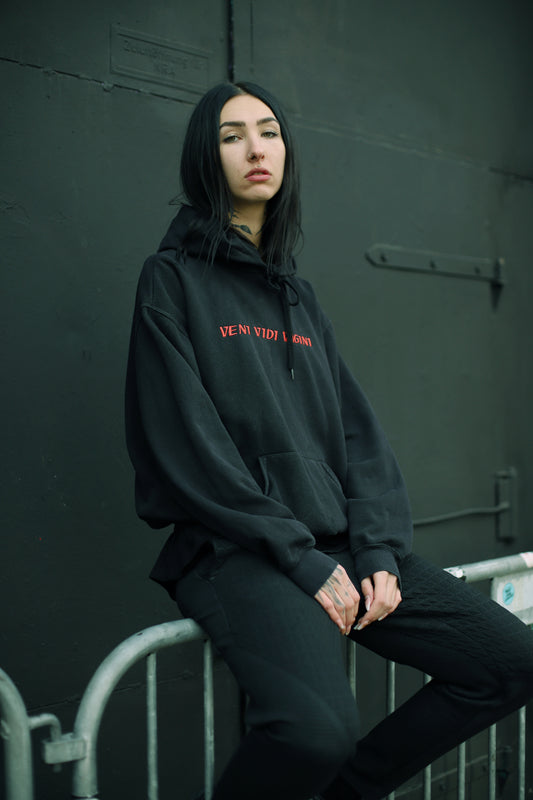 Sisterhoodie schwarz mit roter Schrift, schmaler fit