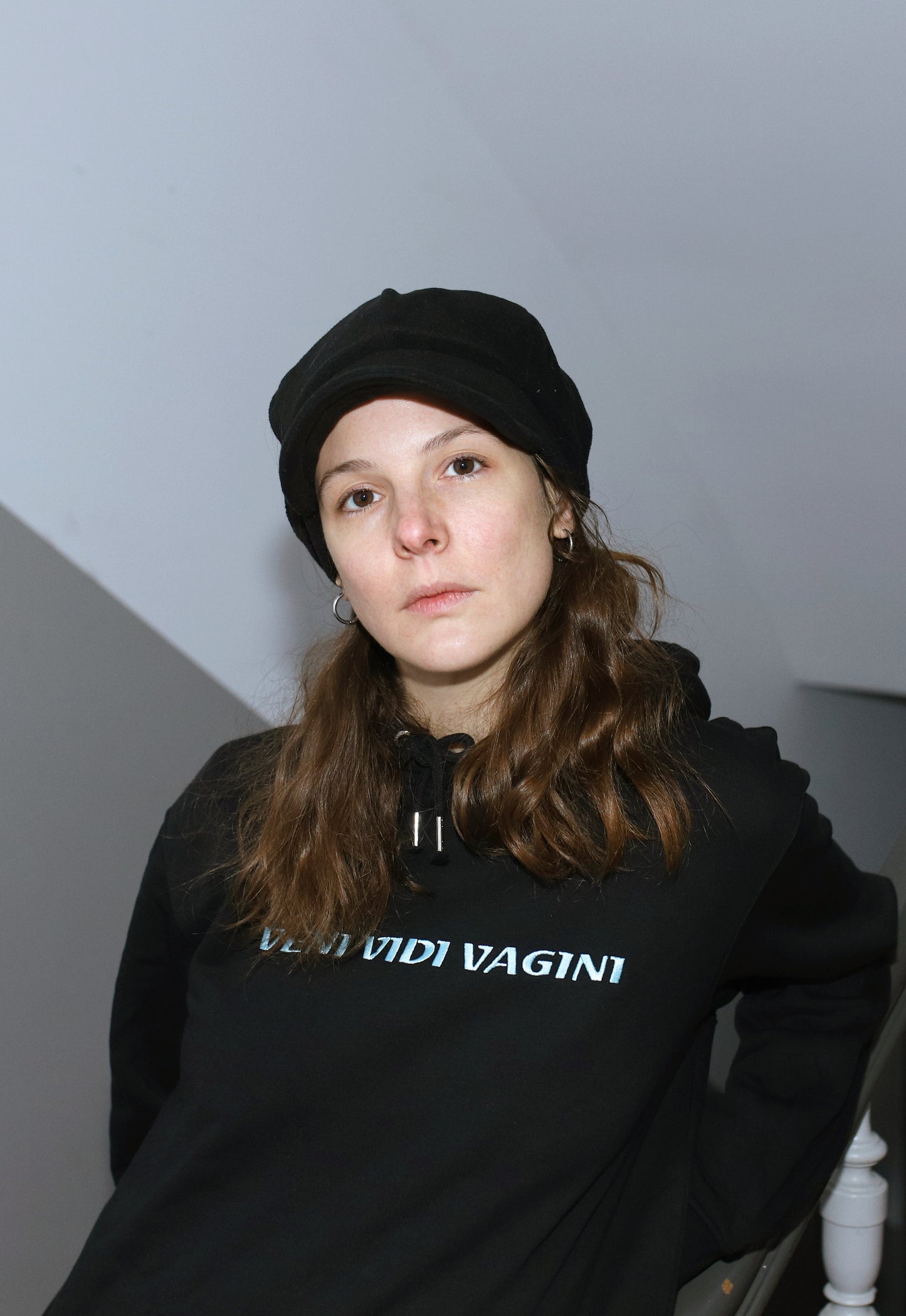 Sisterhoodie schwarz mit eisblauer Schrift, schmaler fit