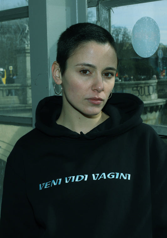 Sisterhoodie schwarz mit eisblauer Schrift, schmaler fit