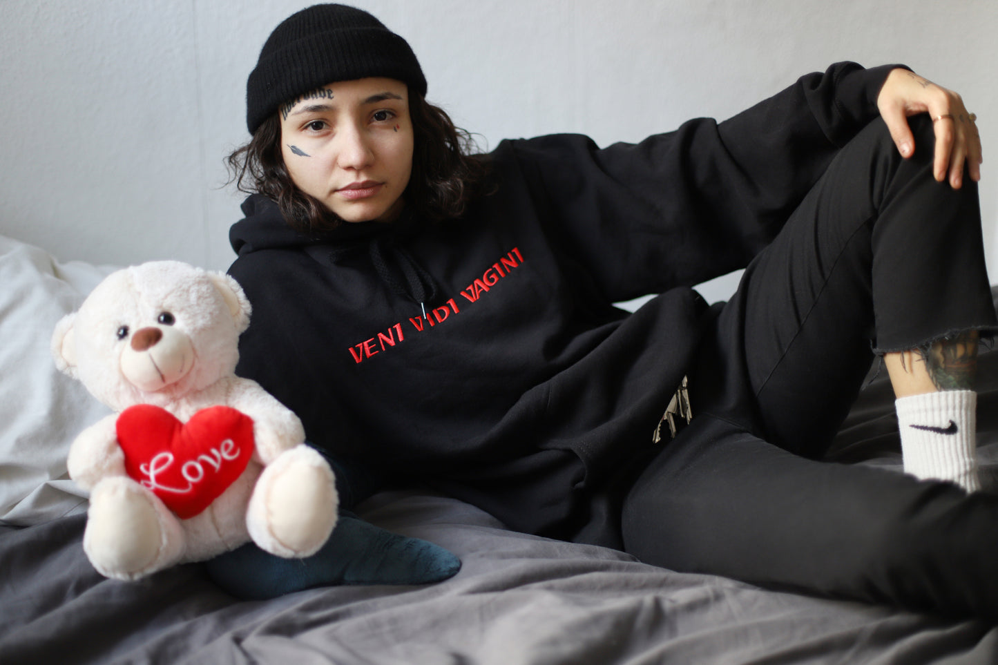 Sisterhoodie schwarz mit roter Schrift, schmaler fit