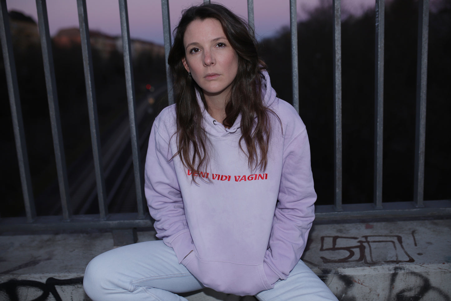 Sisterhoodie flieder mit roter Schrift, schmaler fit