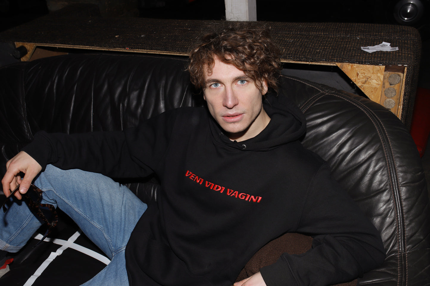 Sisterhoodie schwarz mit roter Schrift, schmaler fit