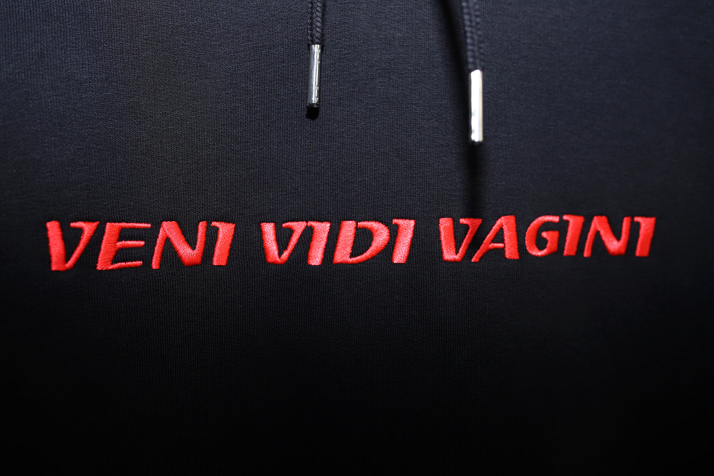 Sisterhoodie schwarz mit roter Schrift, schmaler fit