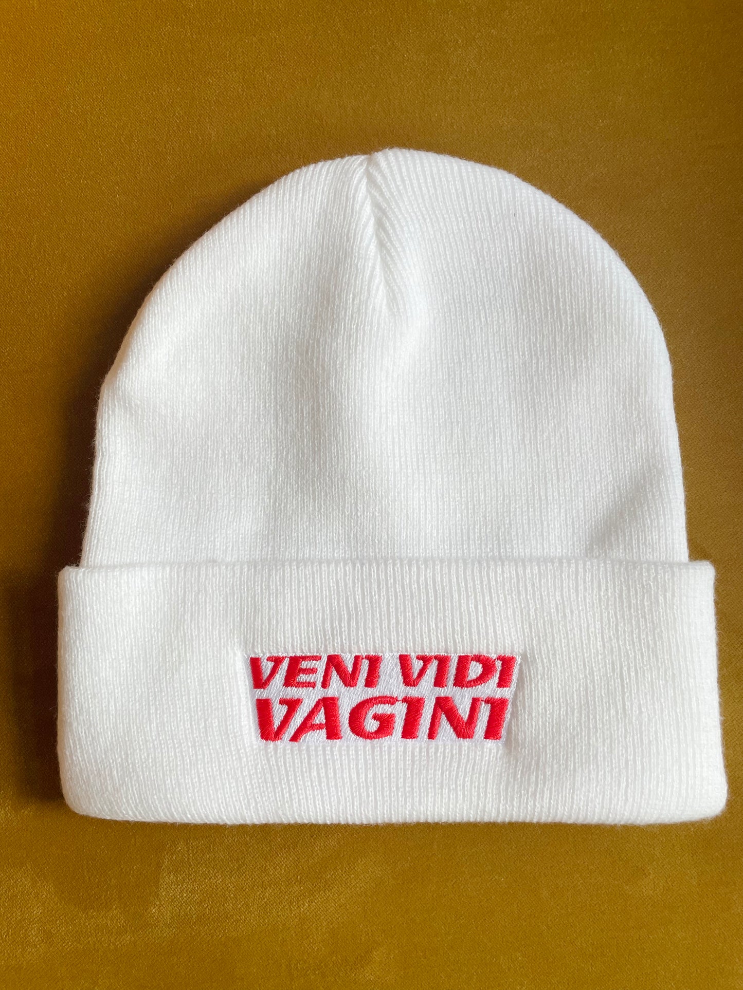 V-Beanie weiß